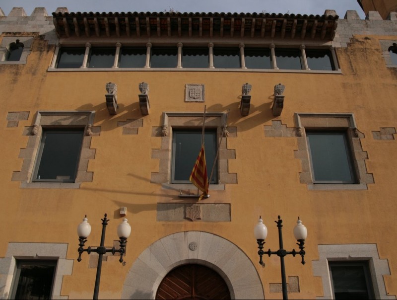 L'ajuntament de Sant Feliu de Guíxols és un els vint que Ciutadans vol portar a la Fiscalia per no tenir la bandera espanyola al balcó. E.AGULLÓ
