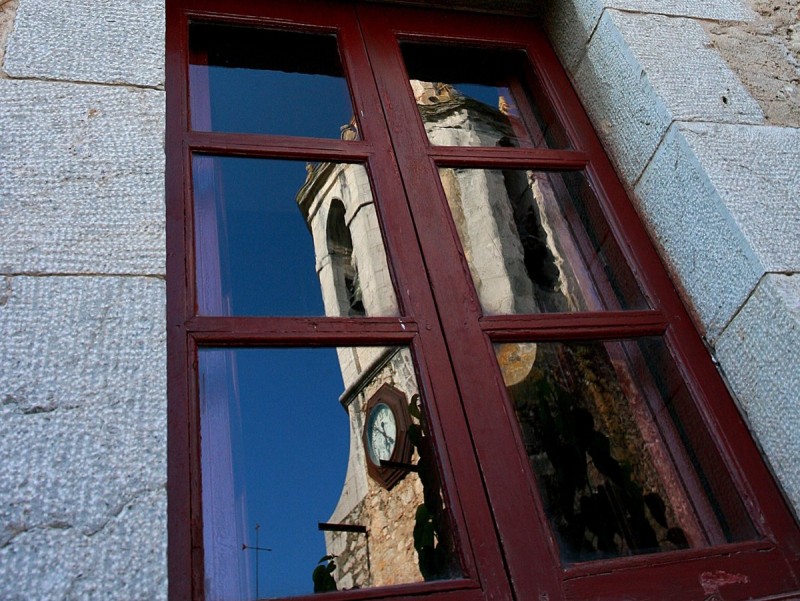 El campanar de Sant Mori, reflectit en una de les finestres del castell. Han estat els propietaris qui han denunciat el repic. MANEL LLADÓ