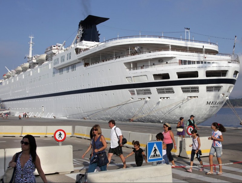 El creuer Melody ancorat al port de Palamós el passat 1 de setembre. JOAN SABATER