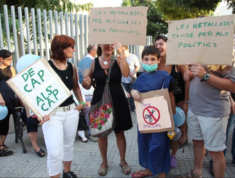 Alguns dels participants en la concentració davant del CAP Muralles de Tarragona. E.MAGRE