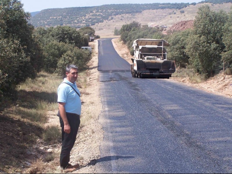 A la imatge, el regidor de desenvolupament rural, Rafael Pallarés, visita el camí, que ha estat asfaltat. CEDIDA