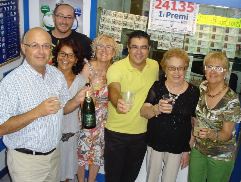 L'alcalde, Ismael Álvarez (de groc), celebra el premi amb Rosa Xancó (a la seva dreta) i amb veïns i clients L.S