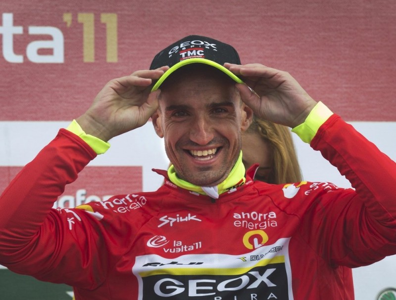 Juan José Cobo (Geox) es va vestir amb el mallot vermell de líder de la Vuelta després de guanyar a l'Angliru EFE