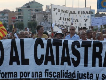 Manifestació a Cunit contra l'augment de l'IBI, l'any 2009.  ELISABETH MAGRE