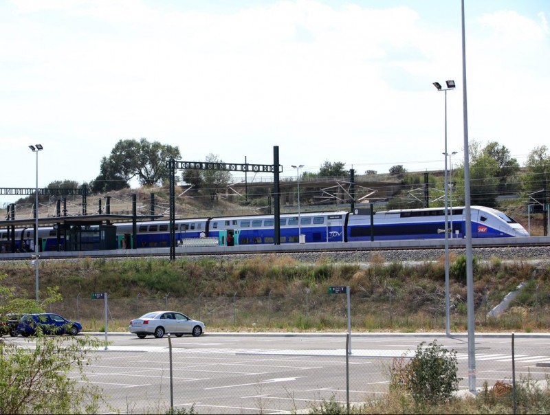 Una imatge del tren d'alta velocitat de les tres de la tarda, estacionat a l'estació de Figueres Vilafant. JOAN SABATER