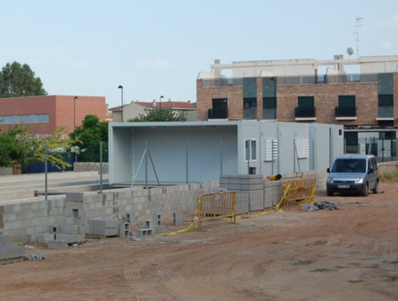 Obres d'instal·lació dels barracons que han d'acollir alumnat amb mobilitat reduïda. CEDIDA