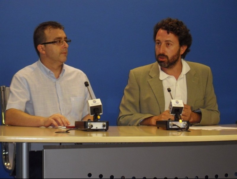 Vicent Mascarell i Joan Lluís Soler, en conferència de premsa a la sala de compareixences de l'Ajuntament. ARXIU