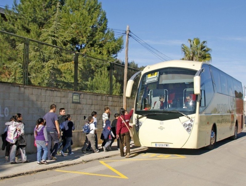 Instant en que l'alumnat accedeix a l'autobús per tornar a la barriada. CEDIDA