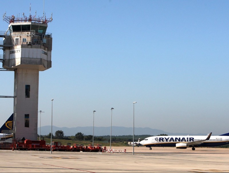 Un avió de Ryanair a la pista de l'aeroport de Girona, al costat de la torre de control. LLUÍS SERRAT