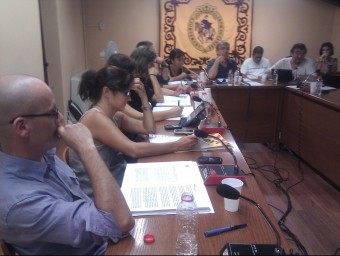 L'alcalde, Joan Manel Ximenis, al fons de la taula de la sala de plens i a primer terme el cap de l'oposició, Joan Rabasseda. E.F