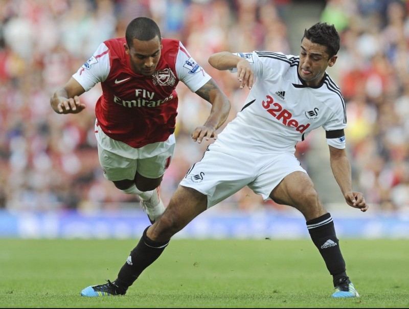 Theo Walcott volant ahir després de l'entrada de Neil Taylor (Swansea). EFE