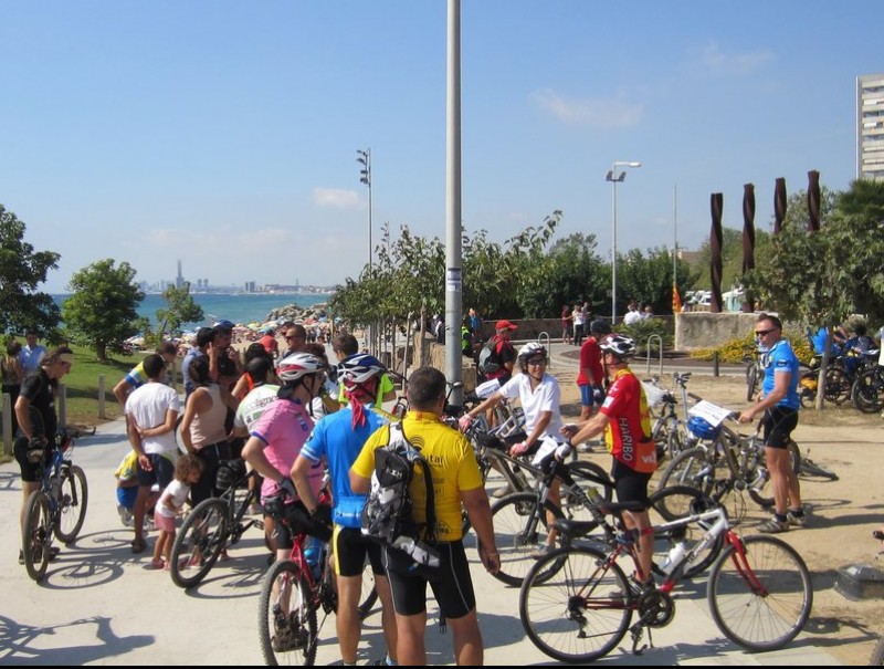 Un moment de l'acte de protesta dels ciclistes, ahir al matí REDACCIÓ