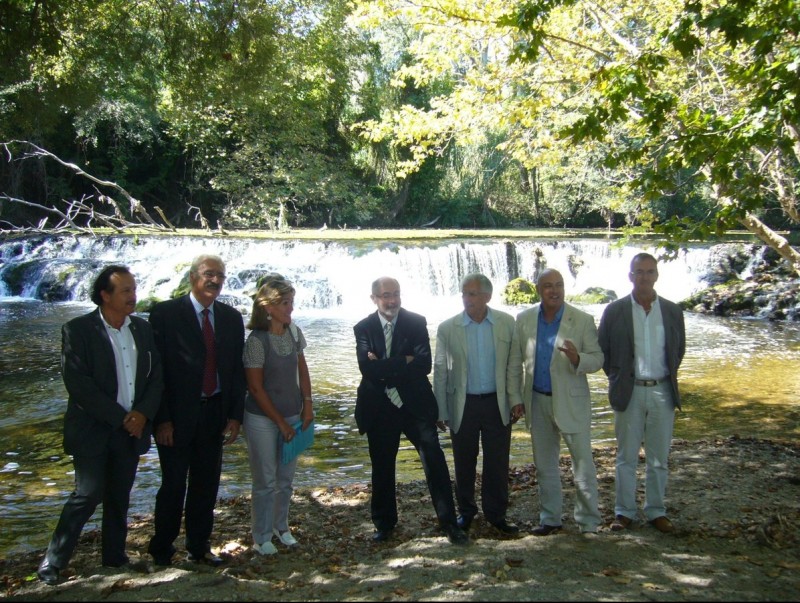 Representants de l'Estat i del consell comarcal de l'Alt Empordà van visitar ahir una part del camí, a Pont de molins. M.V