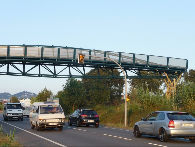 Imatge de la part central de la passarel·la que unirà el barri de Sant Lluís amb el centre de Palafolls per sobre de la carretera d'accés a la Costa Brava T.M