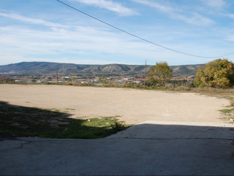 Terrenys a la Font Bona de Banyeres de Mariola on està prevista la construcció d'un nou aulari d'Educació Infantil. B.SILVESTRE