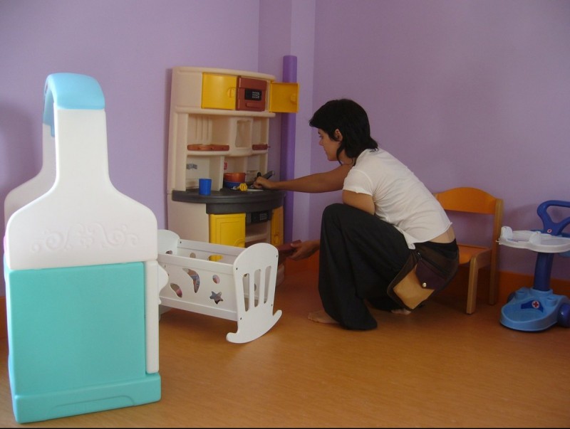 Una monitora de la llar d'infants endreça les joguines que els menuts acaben d'estrenar. L.M