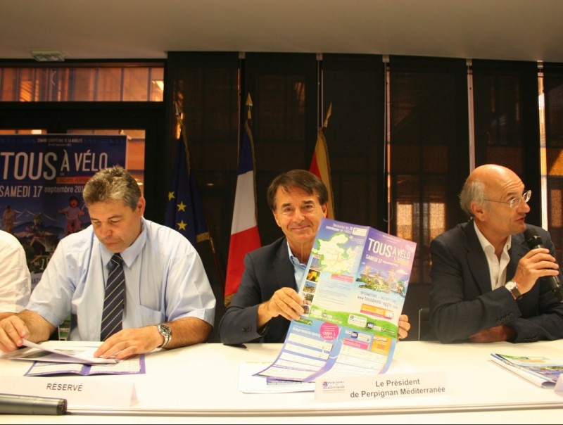 Jean-Paul Alduy, president de l'Aglomeració Perpinyà Mediterrània, presentant la diada de la bicicleta. J.M. ARTOZOUL