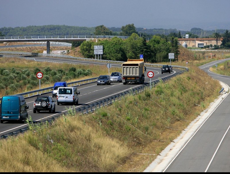 Una imatge de la carretera C-31 a l'altura de Viladamat. Fa un any i mig que es va acabar la construcció d'aquest tram de via. MANEL LLADÓ