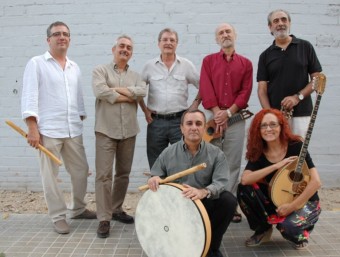 Components del grup de folk valencià Al Tall EL PUNT