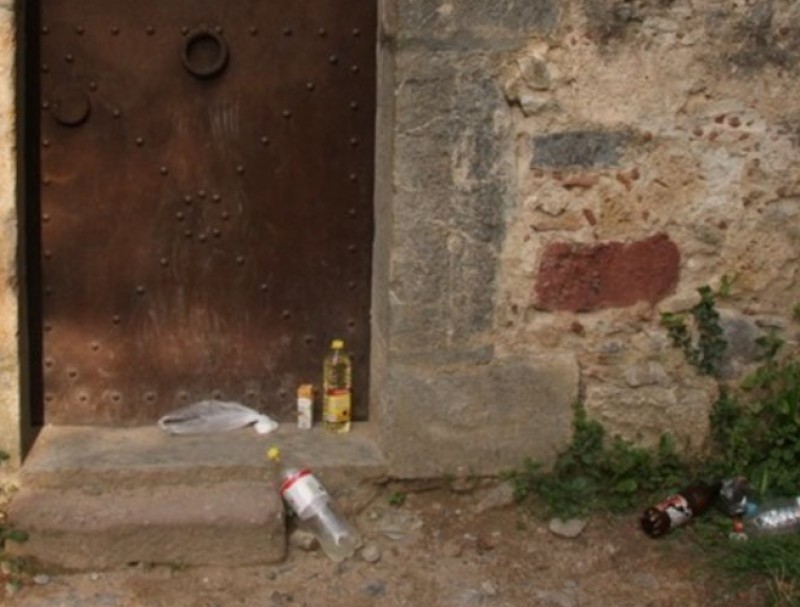Envasos buits i restes de menjar a l'entrada de l'ermita. AMICS DE SANT ANIOL