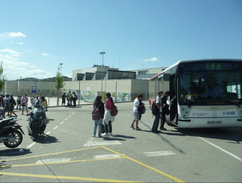 Els alumnes del centre pugen a l'autobús ahir al migdia per tornar a casa. La despesa del transport escolar ha augmentat un 400%. M.A.L
