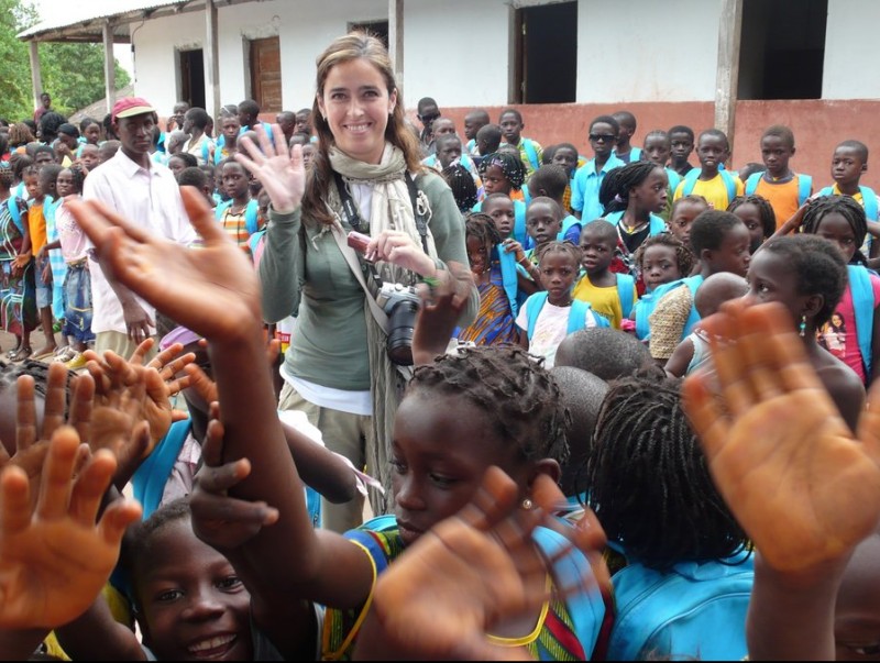 Esther Martín, en una visita a Bissau junt amb l'ONG Unicef per conèixer l'activitat que fa en aquell país.  ARXIU