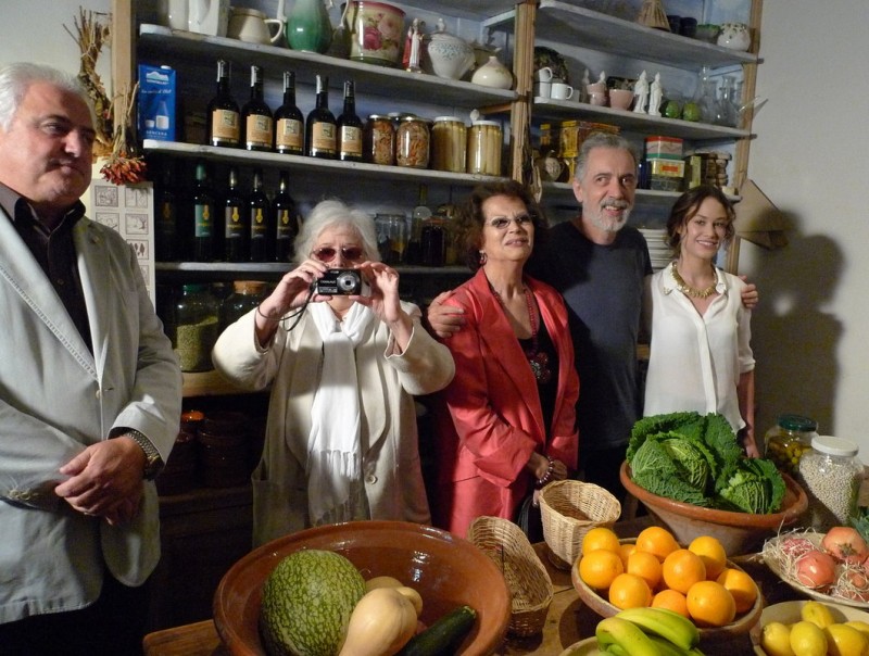 Fernando Trueba, envoltat per la ‘fotògraf' Chus Lampreave, Claudia Cardinale i Aida Folch, ahir a la Casa rural Mas Garganta de La Pinya J. CAMPS