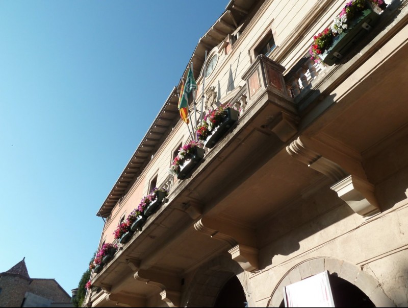Les flors del balcó de l'Ajuntament de Ripoll objecte de molta polèmica. J.C