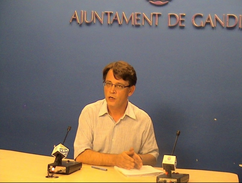 Josep M. Moya en conferència de premsa a la sala de l'Ajuntament. ARXIU