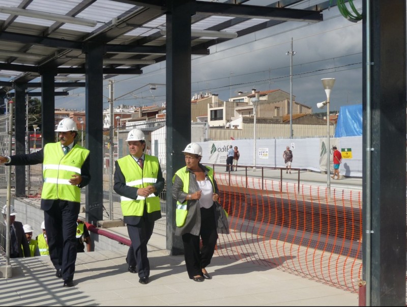 Joan Rangel i l'alcaldessa de Malgrat , Conxita Campoy (PSC) en la visita d'ahir a l'estació de trens. T.M
