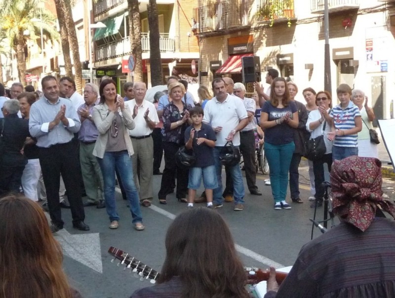 El president de la FAC i l'alcaldessa celebren la interpretació de la rondalla. ESCORCOLL