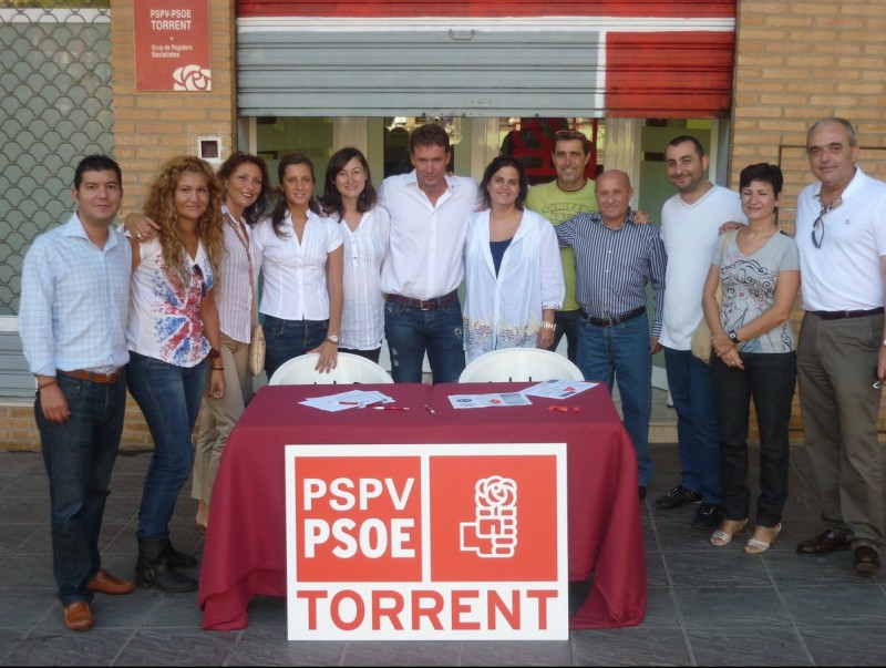 Mesa petitòria de signatures a les portes de la seu del PSOE de Torrent. CEDIDA