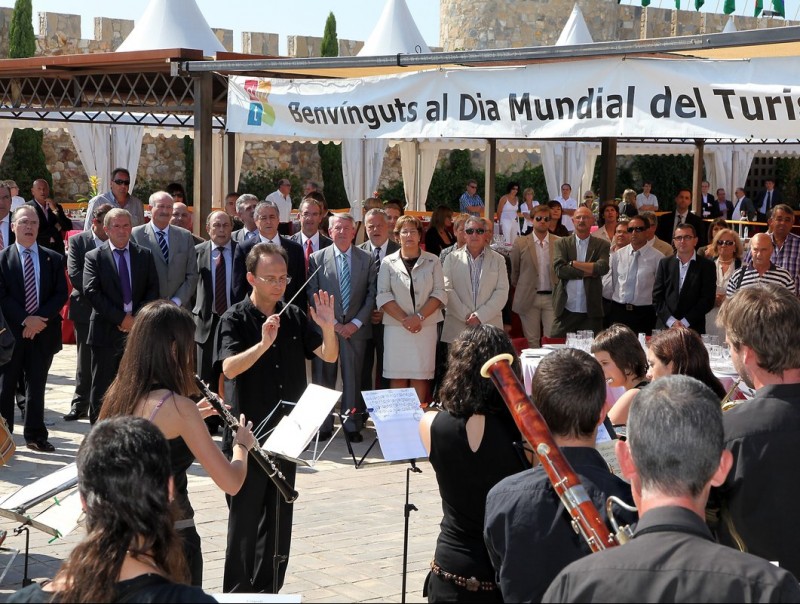 Professionals del sector turístic i responsables polítics van celebrar ahir el Dia Mundial del Turisme a Masarac. J. SABATER