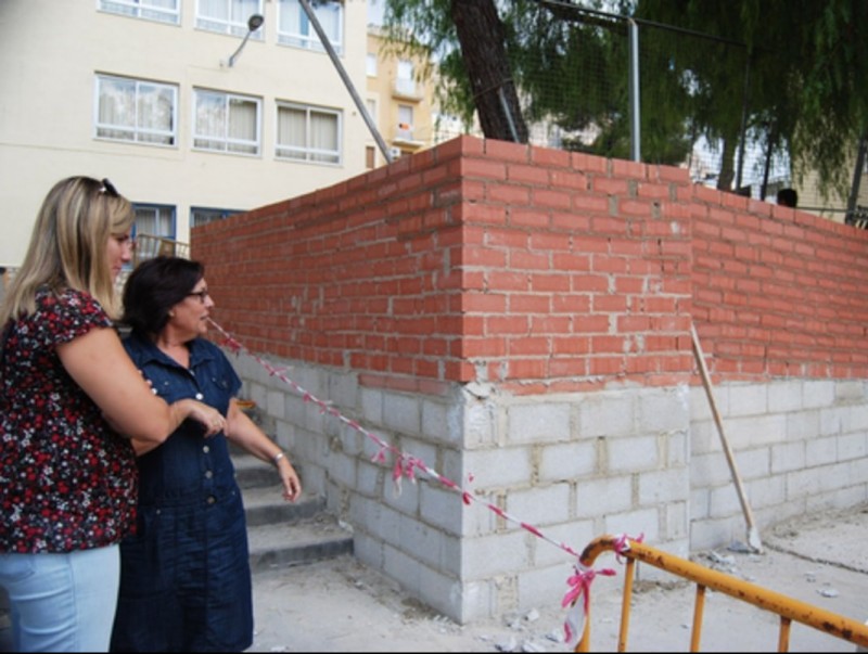 La regidora d'educació i la directora de l'escola Sant Miquel visiten les obres. CEDIDA