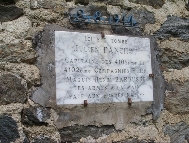 Placa que recorda Julien Panchot executat durant a l'antic poble miner de La Pinosa, durant els fets de Vallmanya. C. S.
