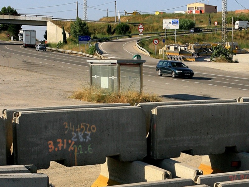 Barreres apilades al costat de l'N-II a Orriols. MANEL LLADÓ