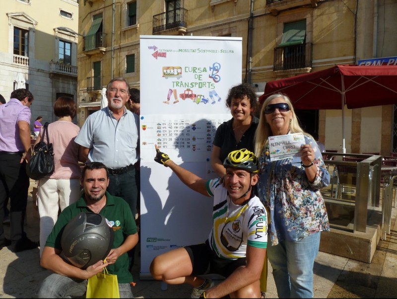 Els voluntaris d'Altafulla en arribar a la plaça de la Font. El mitjà més ràpid ha estat en el seu cas la bicicleta, seguida del cotxe i el tren. EL PUNT AVUI