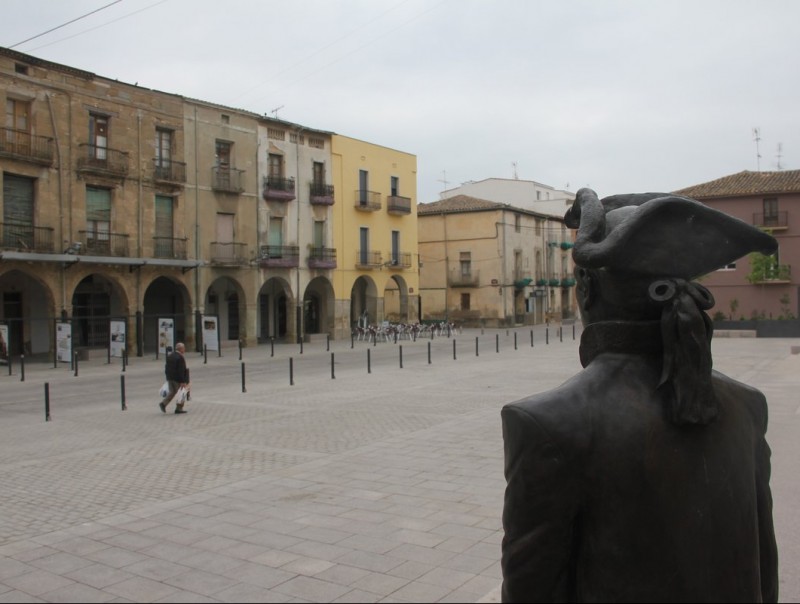 Una estàtua de l'arquitecte Mas Dordal vigila els geomètrics carrers del centre històric d'Almacelles. D.M