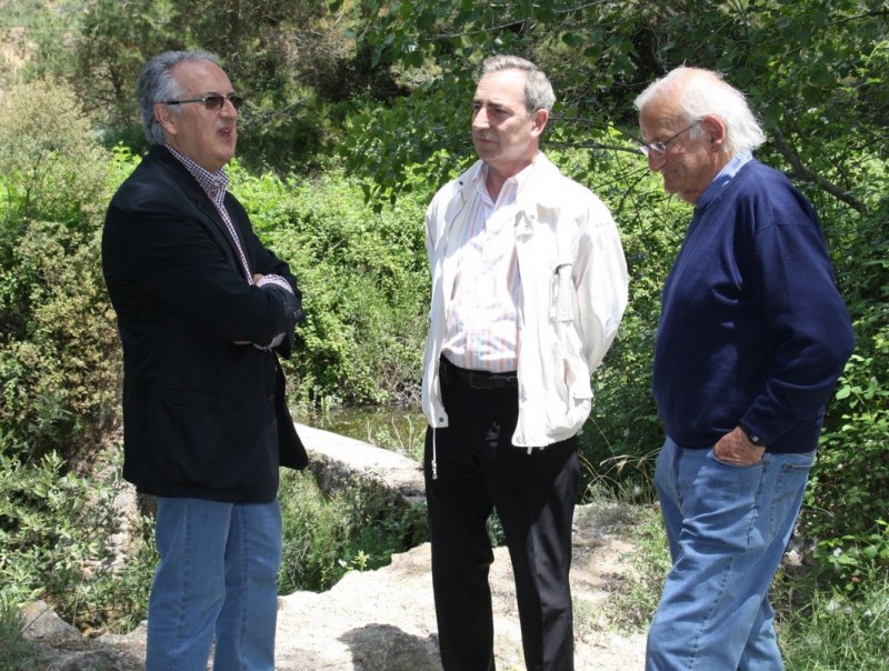 A l'esquerra, Vicente Ferrero en una visita a la Ruta dels Molins. B.SILVESTRE