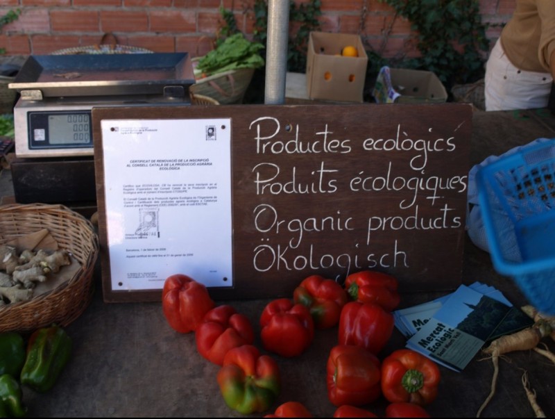 Al mercat s'hi poden trobar productes de l'hort, altres aliments i artesania.
