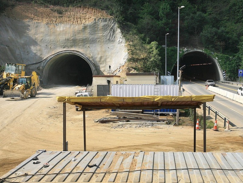 El túnel de les Foses es va acabar de construir fa deu dies, i ara ja estan començant a instal·lar-hi canonades de serveis. MANEL LLADÓ