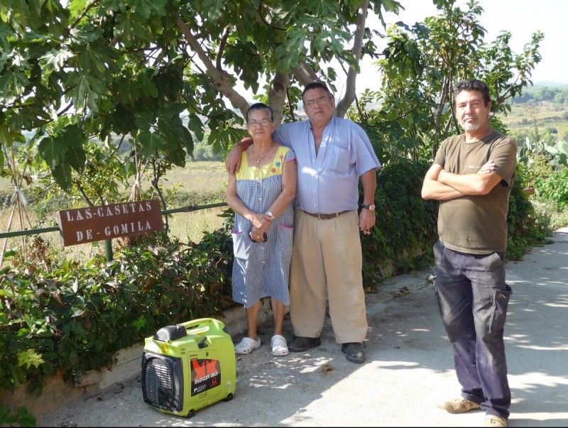 Juan Navarro, la seva dona Rafaela i Gregorio mostrant un dels generadors de llum A.M