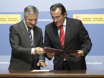 Arturo Torró, a la dreta de la imatge, junt amb l'exministre Blanco. EL PUNT AVUI