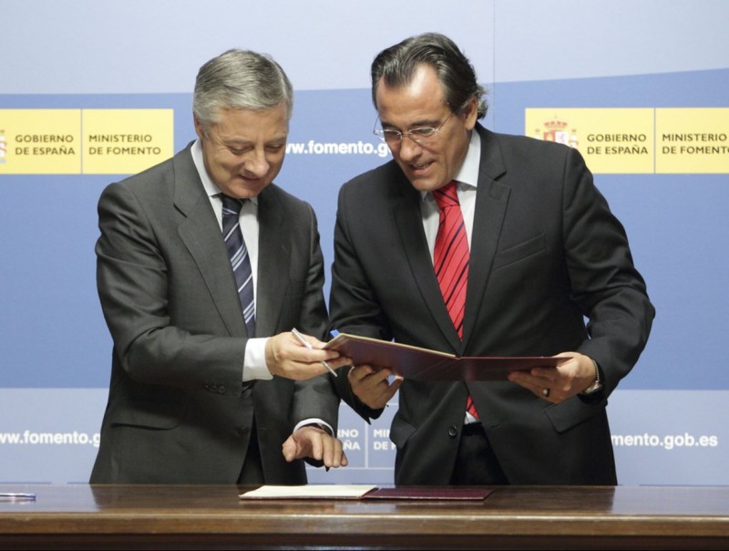 L'alcalde Arturo Torró en un acte institucional amb el ministre José Blanco. ARXIU