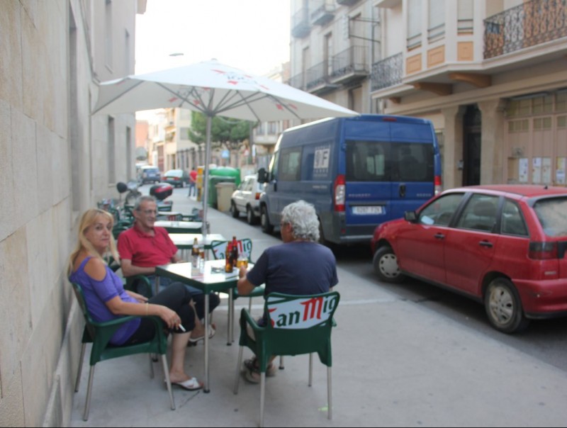 La terrassa d'un bar al centre històric de Balaguer que s'ajusta a les noves mesures municipals. D.M