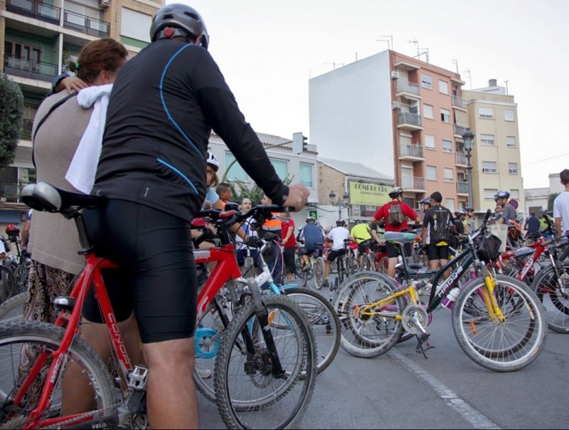 Centenars de ciclistes han participat en la diada de la bicicleta de Paterna. CEDIDA