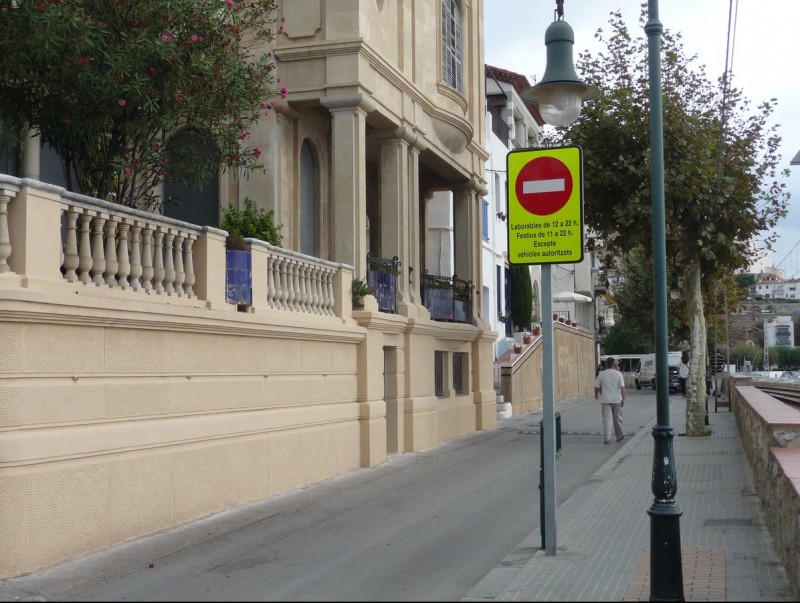 Un senyal en el carrer Consolat del Mar, en ple centre de Sant Pol, avisa de les noves restriccions de trànsit. T.M