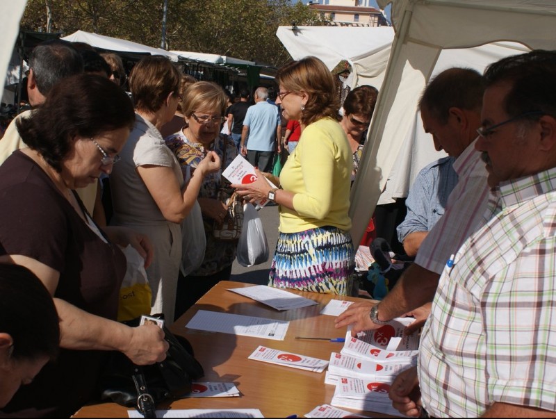 L'alcaldessa d'Alaquàs participa de la recollida de signatures contra la taxa del fem. CEDIDA