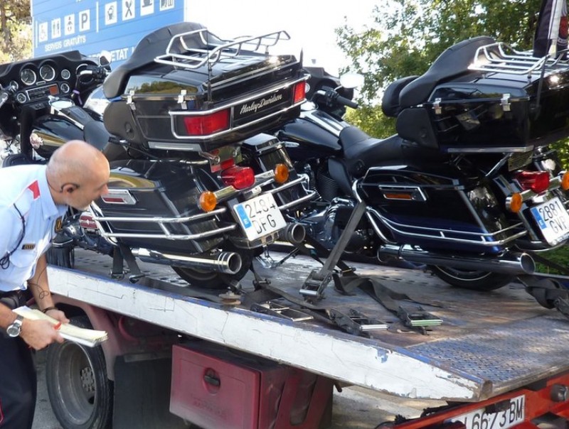 Un mosso inspecciona les Harley Davidson accidentades. De fons, un dels vehicles que va provocar el xoc Ò. PINILLA