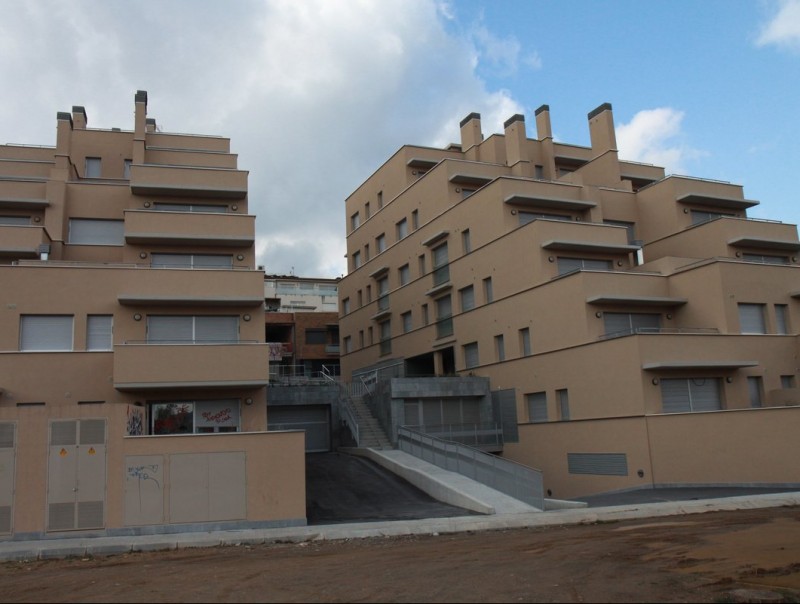 Els pisos del carrer Orenetes, buits des que es van acabar el segon trimestre del 2010 E.A